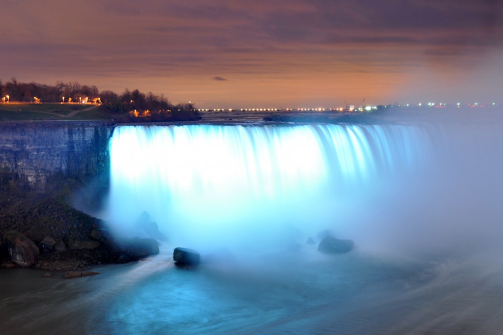 Niagarské vodopády osvetlené