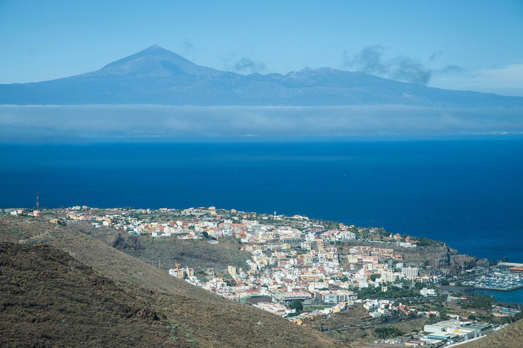 Prístav San Sebastian a v diaľke Tenerife