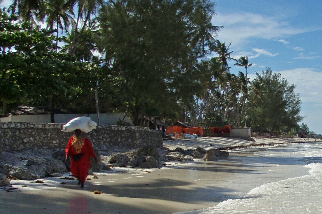 Zanzibar - ženy nosia všetko na hlave