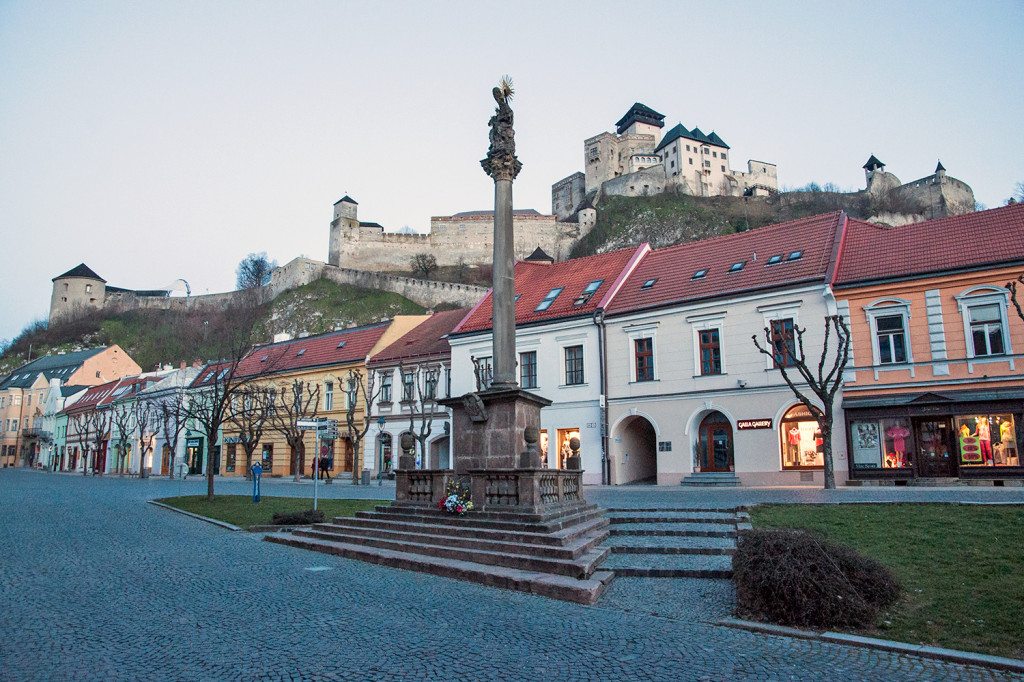 morový stĺp na mierovom námestí - trenčín