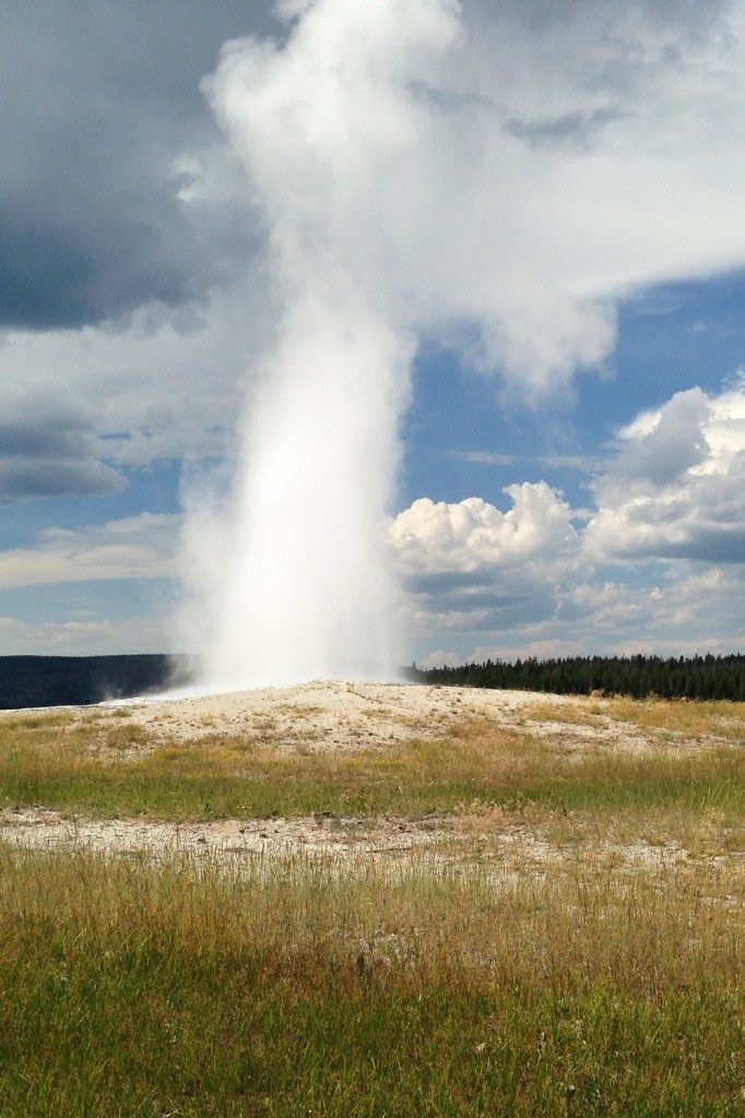 old faithful geyser yellowstone