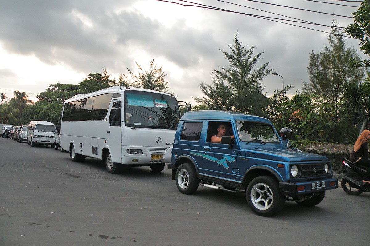 Jeep v zápche na Bali