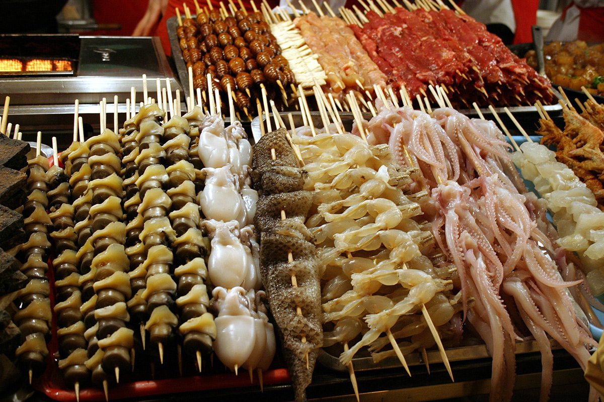 jedlo na trhu v Pekingu