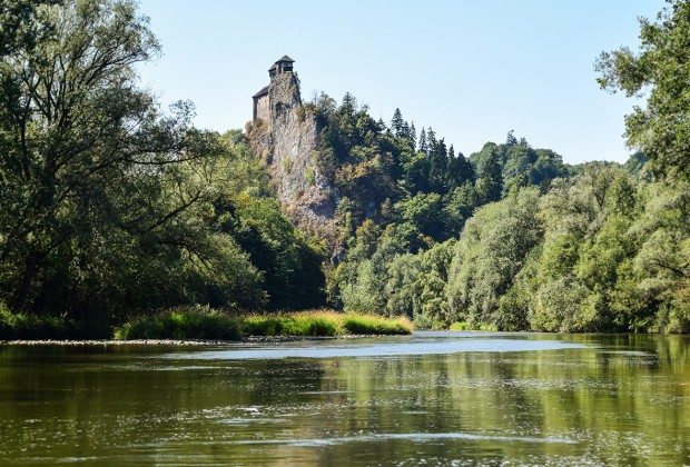 https://www.milujemcestovanie.sk/wp-content/uploads/2015/09/orava-rieka-hrad-620x420.jpg