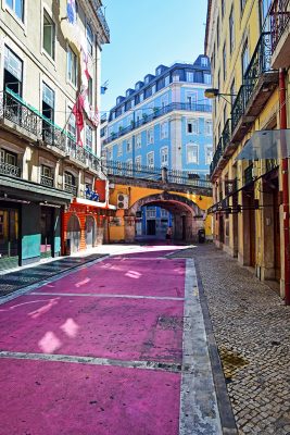 ružová ulička s barmi v Lisabone