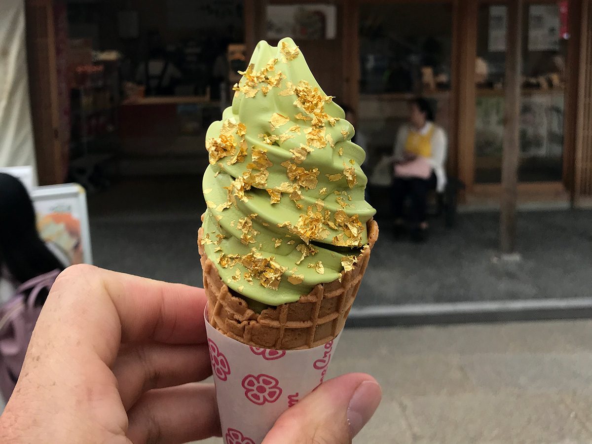 matcha zmrzlina s kúskami zlata - kyoto