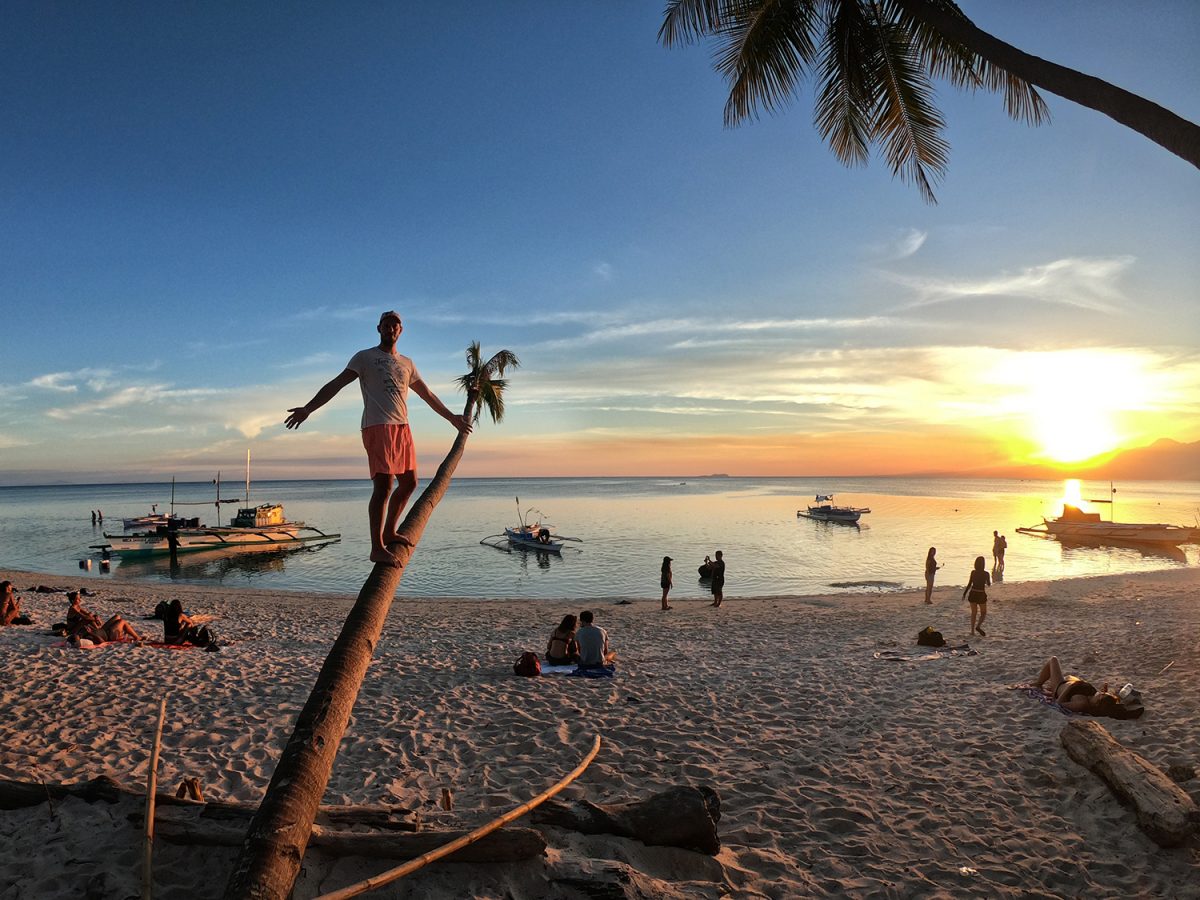 Západ slnka na pláži Paliton - Siquijor, Filipíny